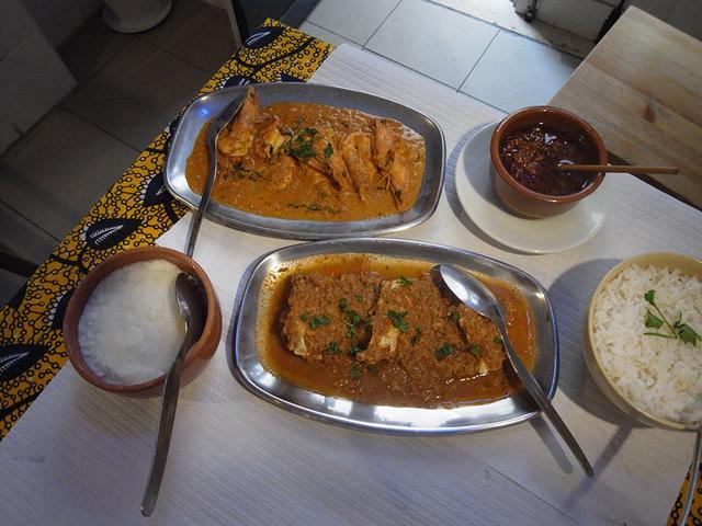 画像: 「Roda Viva」で食べたカニカレー(下)、エビカレー(上)