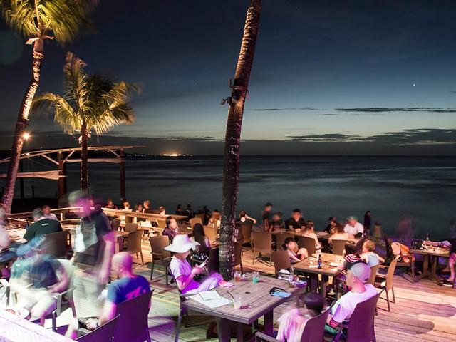 画像: ローカルたちで賑わう夕刻のThe Beach(ザ・ビーチ)