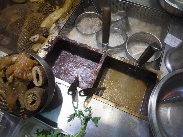 画像: おでんを湯がいて、カレーソースをかける