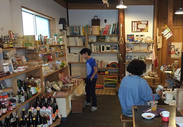 画像: 店内で注文できる飲み物を片手に、おしゃべりに花を咲かせる人も