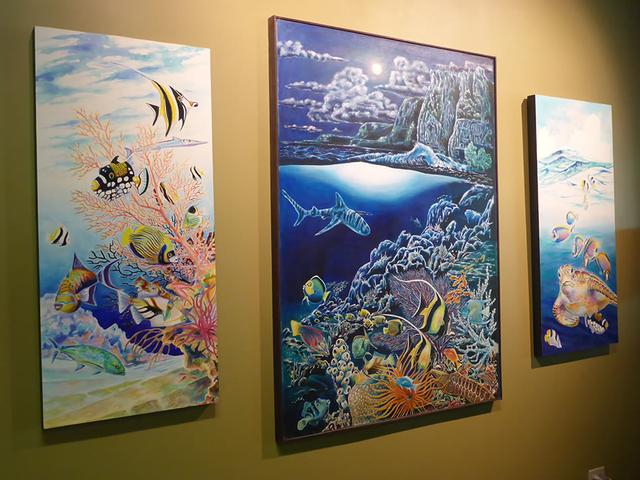 画像: ショップで販売しているアーティストの絵画