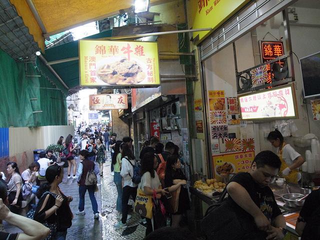 画像: カレーおでん店が10軒以上も立ち並ぶ通り