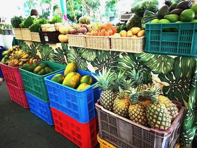 画像: 新鮮な南国フルーツや野菜が並ぶ