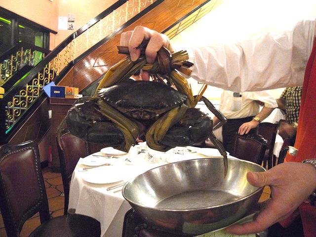 画像: ウェイターが見せてくれたカニ