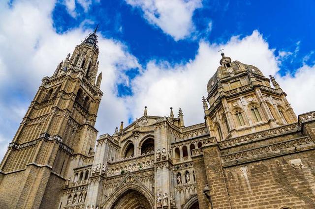 画像1: スペインの人気観光地・古都トレド。多彩な文化が積層する街の歴史とは?
