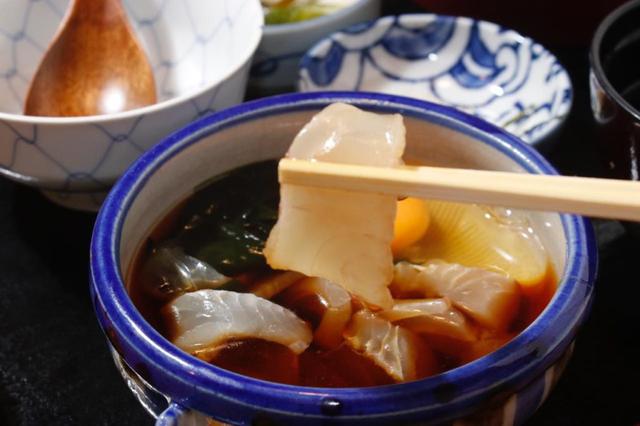 画像: 鯛の切り身が入ったタレと卵をよくかき混ぜて…