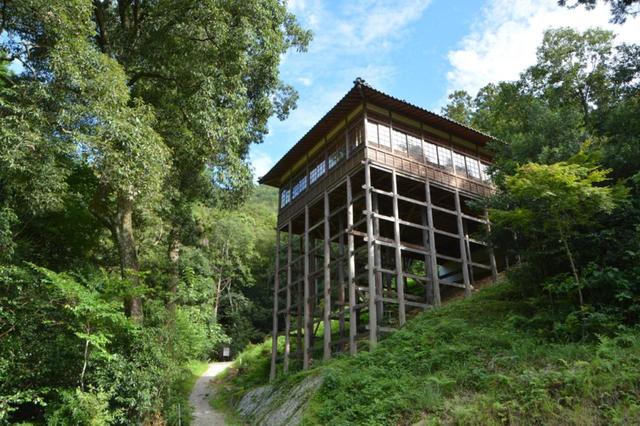 画像: 「三方懸造り」の技法で修復された建築は、まさに圧巻の一言!