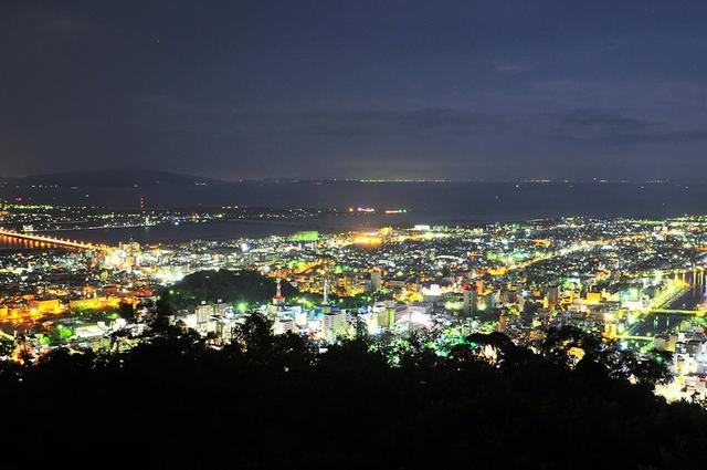 画像: 夜の山頂から眺める徳島市街は「夜景100選」にも選出