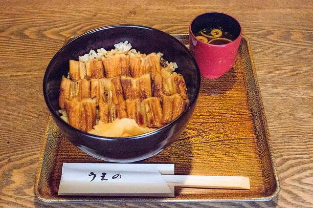 画像: 漆椀いっぱいに穴子がしきつめられた「あなごめし」