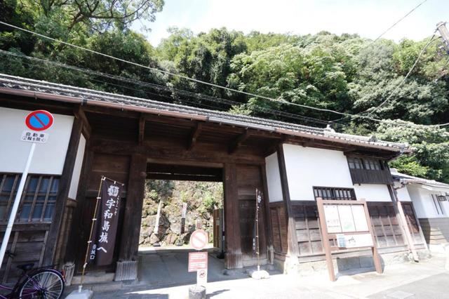 画像: 武家長屋門。正面に駐車場もあるため、天守への登山にはここからが便利