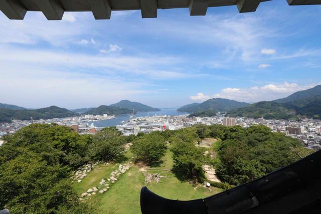 画像: 天守からの景色。この景色と清々しい風を感じるために、城山と天守の急な階段を上る価値あり