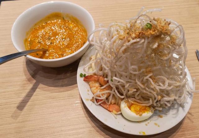 画像: シーフードソースをかけるタイプのパンシット「パラボク」(Crispy Pancit Palabok)