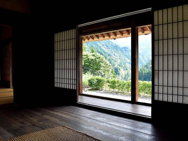 画像: 囲炉裏部屋の障子を開け放つと、東祖谷の山々が見渡せる