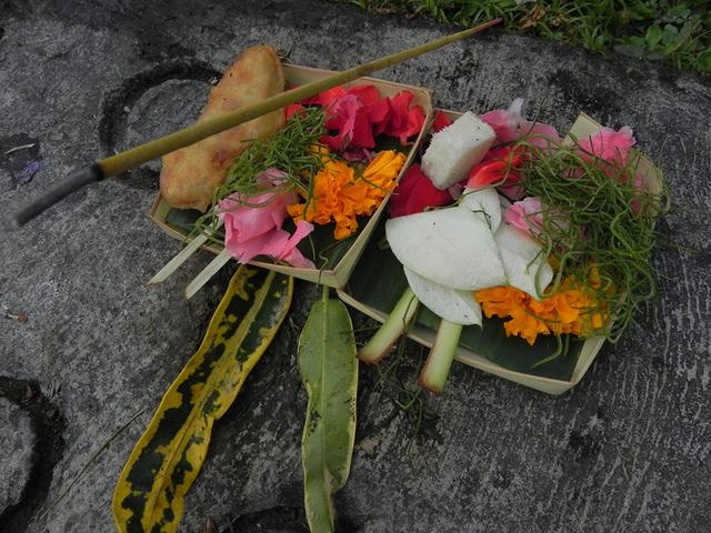 画像: 町の至るところで置かれている神様へのお供えもの