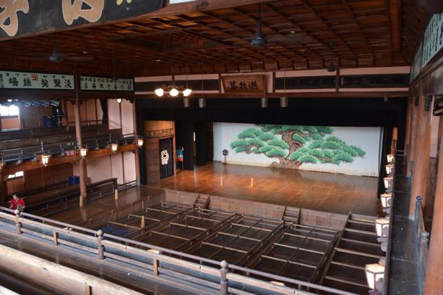画像: 建物内の様子。枡席や花道、舞台に上がることもできます
