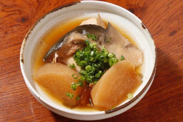 画像: ブリ料理の代表といえば…ブリ大根! ほろほろの身と味が染み込んだ大根が絶品です(注:ほづみ亭では、夏場はブリのかわりにブリの仲間のカンパチを使ってのメニュー提供となります)