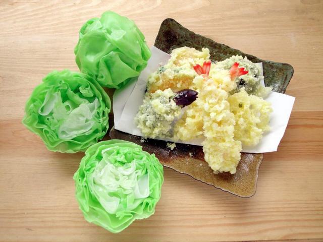 画像2: 職人の手ほどきを受けながら食品サンプルを作る