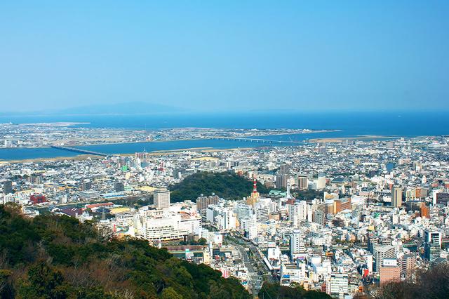 画像: 徳島市の中心街に位置する眉山