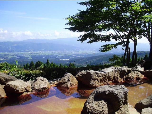 画像: 蒸し風呂のほか、えびの盆地を一望する露天風呂もあります