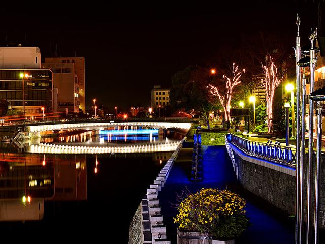 画像: 昼と夜で「新町川水際公園」はまったく異なる顔を見せる