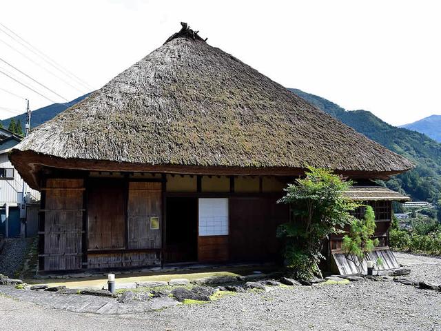 画像: 大きな茅葺屋根が印象的な「長岡家住宅」