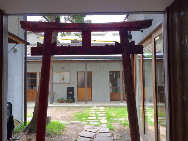 画像: シンボルの鳥居の先には中庭が広がる