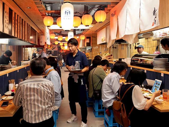 画像: 多くの客が酒飯を楽しむ「阿波横丁」の店内