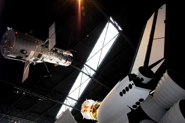 画像: アポロ以外にも、人工衛星やスペースシャトルなどさまざまな宇宙機の展示が ©The Museum of Flight