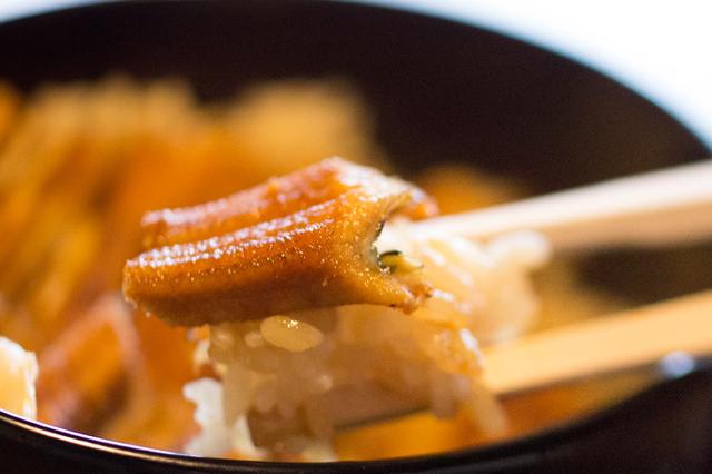 画像: 蒸すことも煮ることもせず、じっくりとタレで焼きこむ穴子がうまさの秘訣
