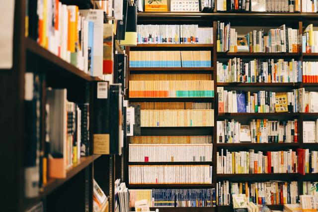 画像: 所狭しと本が並ぶ店内