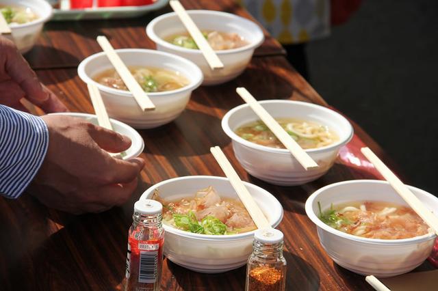 画像: ゴールに設けられた「うどんお接待所」では、地域の方々が身も心も温まるうどんでランナーをおもてなし