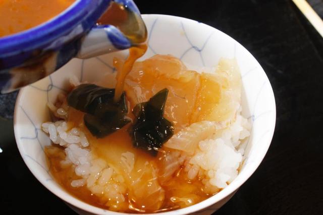 画像: 切り身をアツアツの白ご飯にのせたら、タレをまんべんなくかけましょう