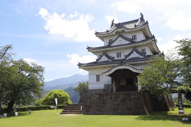 画像: 華麗で格式高い天守は太平の世に建立されたのを象徴するかのよう