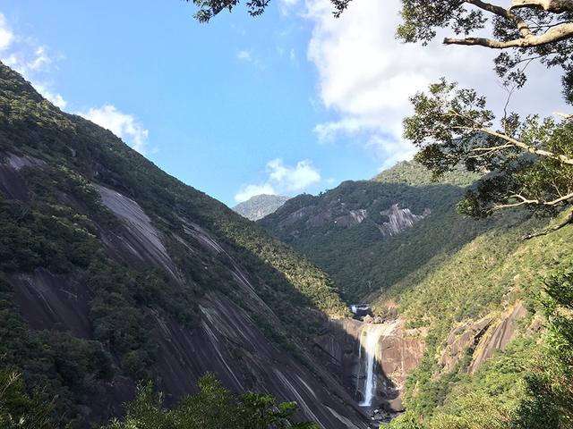 画像: 滝を受け止めるように、手のひらや大きく開けた口を組み合わせ、トリック写真を撮影する人も多い