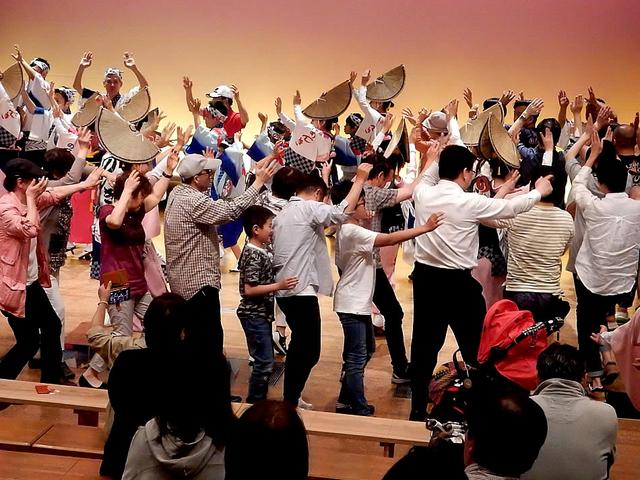画像: 有名連による「夜のおどり」でも多くの観光客が「踊る阿呆」に