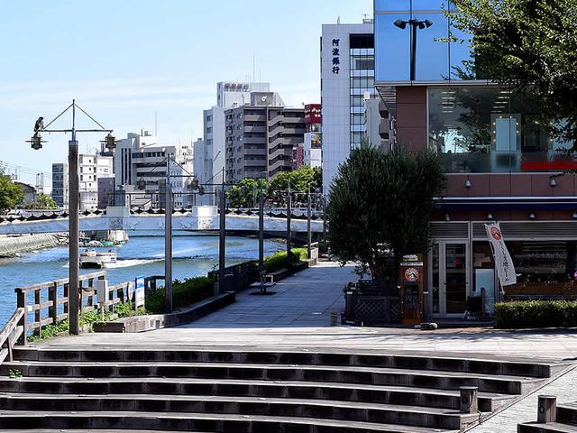 画像: 新町橋のたもと、野外ステージ前という気持ちのいいロケーション