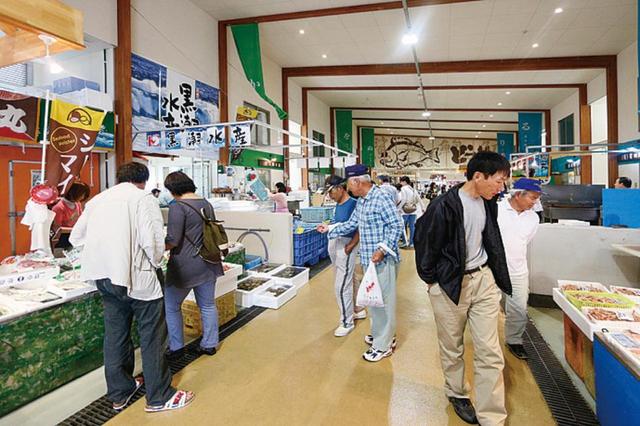 画像: 朝から多くの人が集う、活気のある魚市場