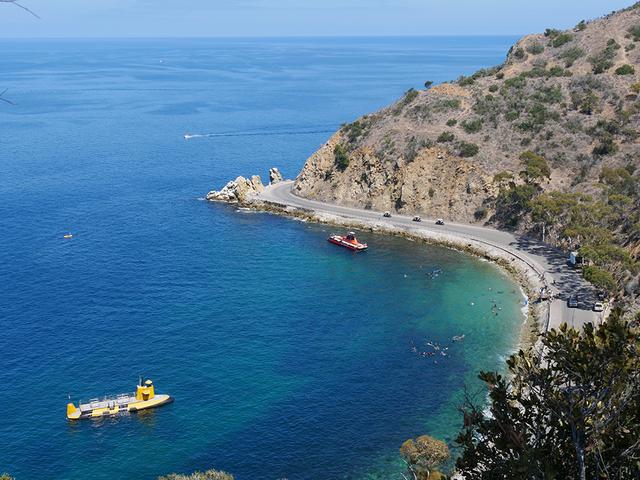 画像: サンタカリナ島の周囲には、透明度の高い海が広がっている Photo:Catalina Island Company