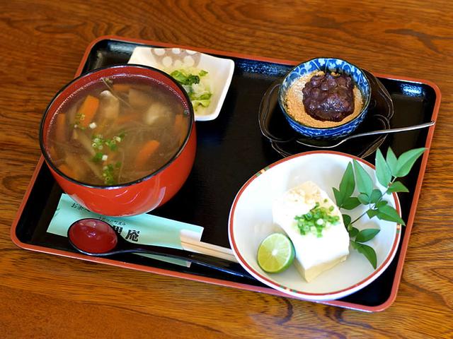 画像: 農林水産省の「農山漁村の郷土料理百選」にも選ばれた「そば米雑炊」
