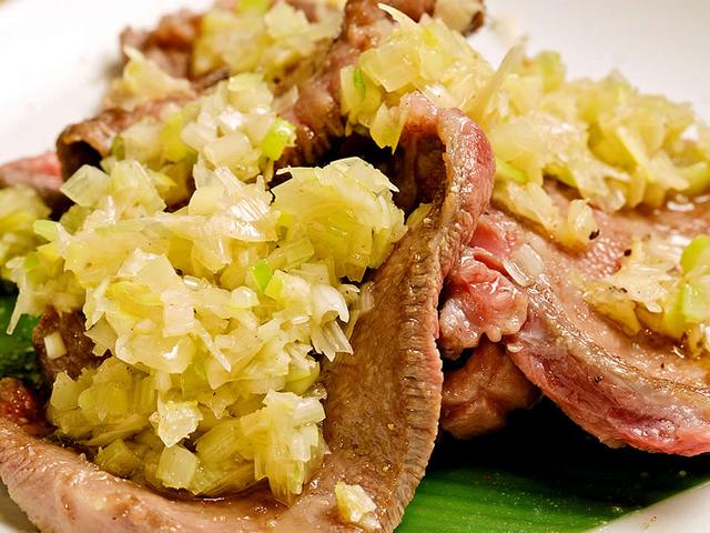 画像: 人気のメニューの一つ「阿波牛上タン炙りねぎ塩まみれ」