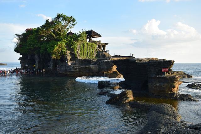画像: 美しい夕日が見られるスポットとしても有名なタナロット寺院