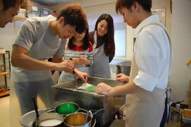 画像1: 職人の手ほどきを受けながら食品サンプルを作る