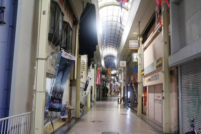 画像: アーケードの中は一見すると普通の商店街。しかし、少し歩みを進めてみると…