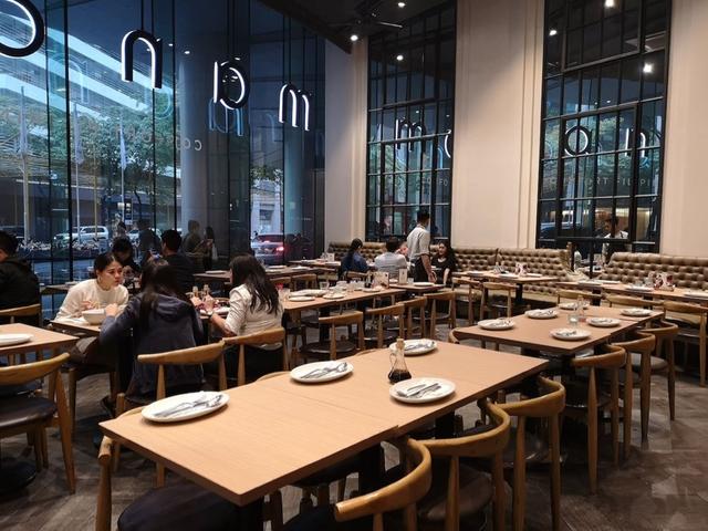 画像: Manam Comfort Filipinoの店内は天井が高く、開放的な雰囲気