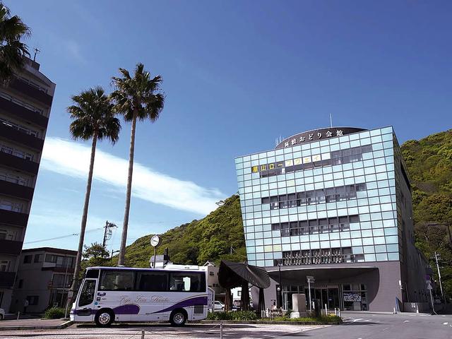 画像: 踊り手の持つ高張り提灯を模したデザインが印象的な阿波おどり会館