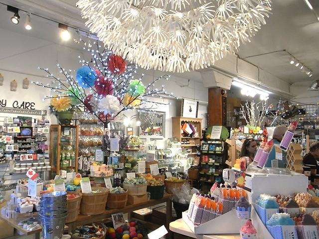 画像: 色とりどりの石鹸、スキンケア製品、キャンドルなどが並ぶ店内は、見てまわるだけでもワクワクします