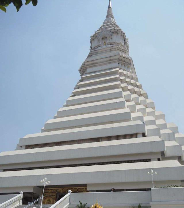 画像: Wat Paknam(ワットパクナム)の白い仏舎利塔