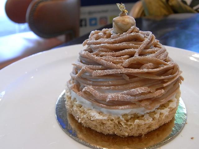 画像: Bakery 101 Caféのモンブラン。まろやかな味わいのマロンペーストに、甘さ控えめのふんわり生クリーム、そして真ん中には濃厚なマロングラッセ。ひとつで3つの味が楽しめます
