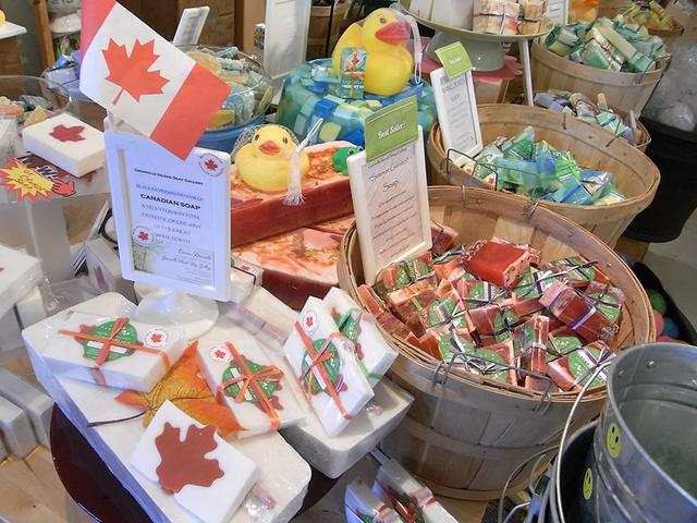 画像: 店長さんのおすすめソープベスト3。右奥から手前へ、Vancouver Rain、Summer Garden、Canadian Soap