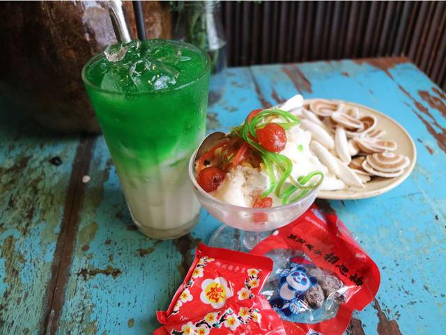 画像: 甘い香りの「Sâm Dứa Sữa(パンダンリーフのミルクティー)」4万VND、鮮やかなフルーツなどをトッピングした「Kem Ký(アイスクリーム)」2万5,000VND。梅干しなど、昔ながらのおやつもある
